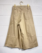 Load image into Gallery viewer, Banana Republic Linen Gaucho Pants (00)
