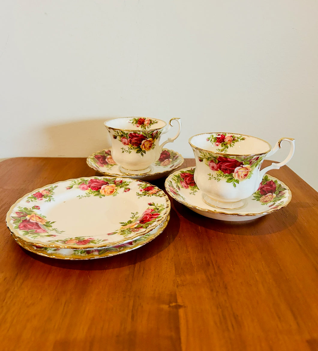 Old Country Roses China Set of 6 pieces 2 serving plates