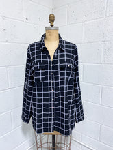 Load image into Gallery viewer, Black and White Button Up Blouse (3X)
